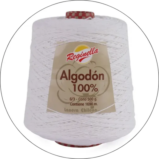 Cono grande de hilo de algodon 100% Reginella blanco, 500g, con etiqueta que indica el metraje y marca chilena.