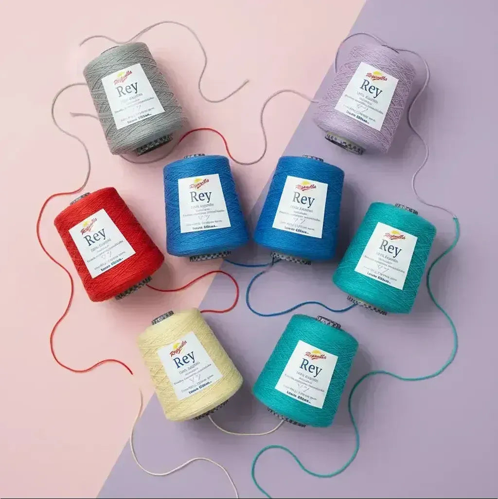 Conos de Algodón Rey enconado de 400g en diversos colores vibrantes: rojo, azul, amarillo, turquesa, morado y gris, sobre fondo pastel.