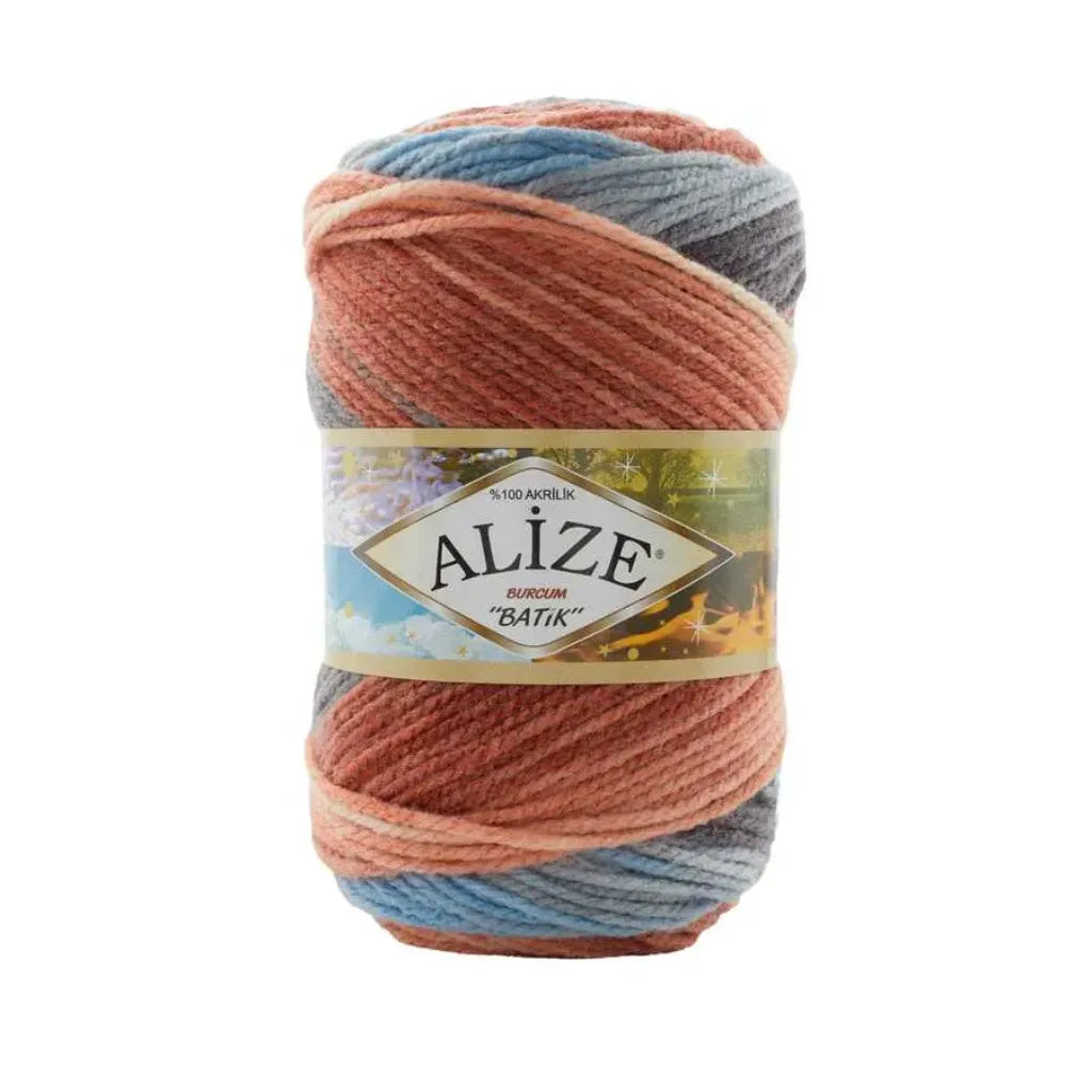 Ovillo de lana acrílica Alize Burcum Batik multicolor con tonos terracota, azul claro y gris para tejidos artesanales.