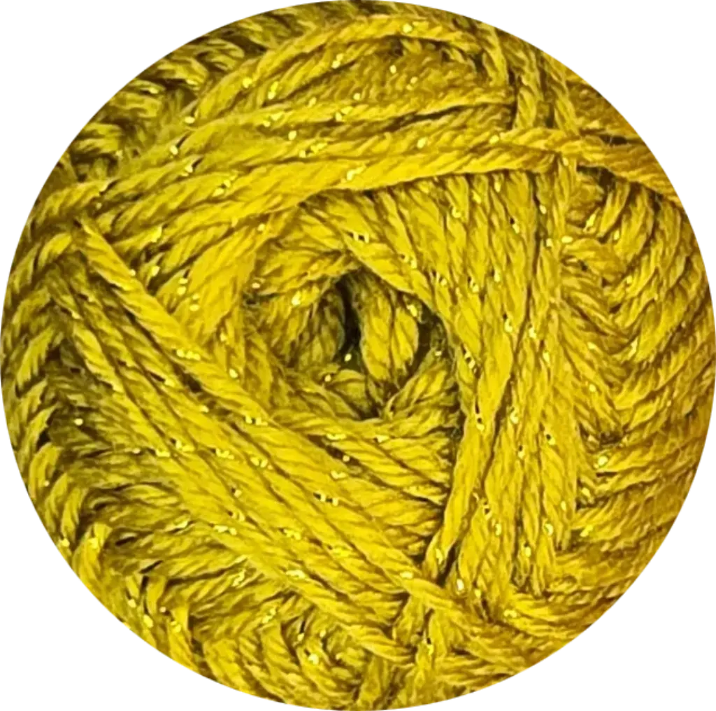 Ovillo de lana acrílica amarilla brillante con destellos dorados de lurex, ideal para tejido y manualidades.