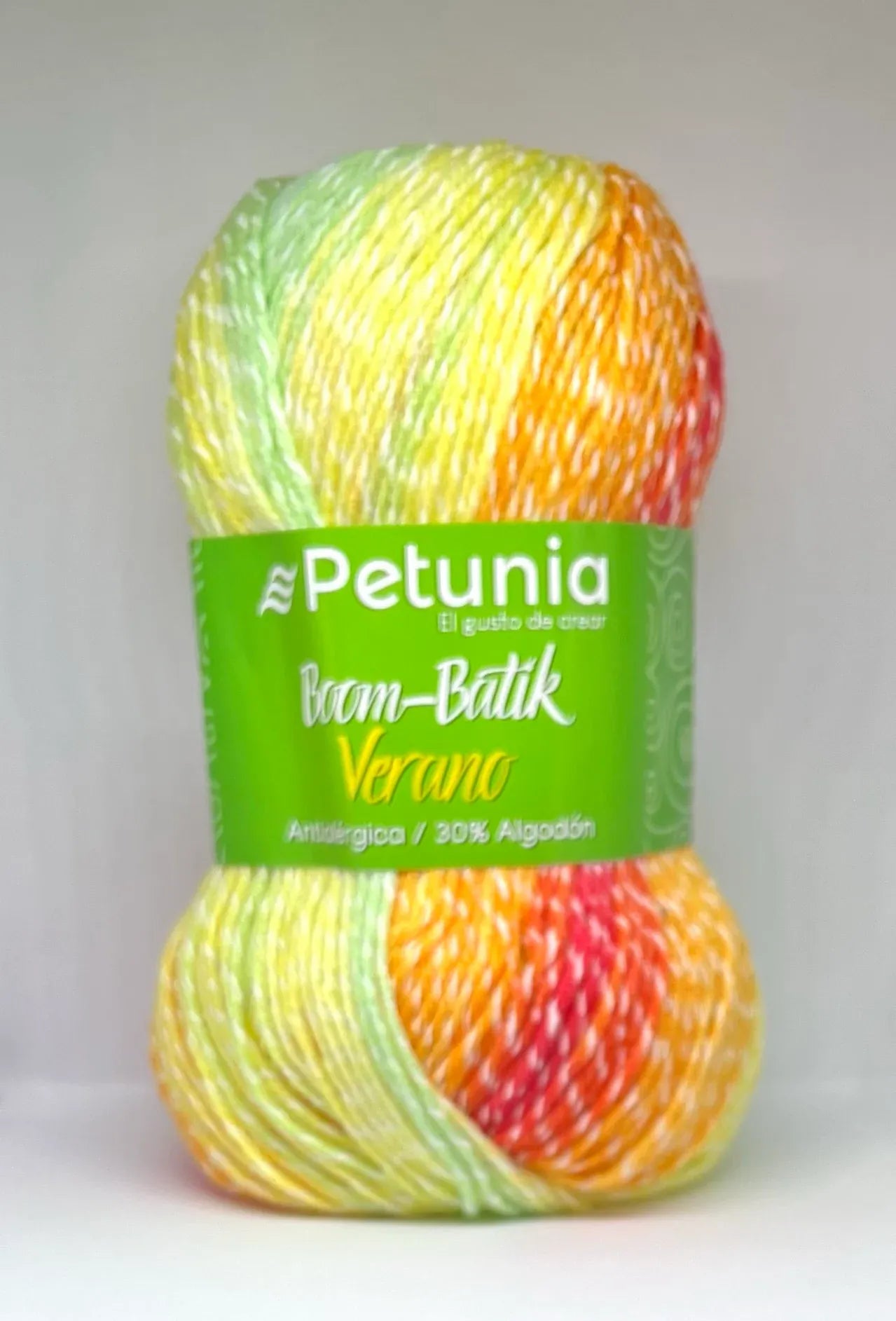 Ovillo Petunia Boom-Batik Verano, lana matizada antialérgica de algodón en tonos vibrantes verde, amarillo, naranja y rojo.
