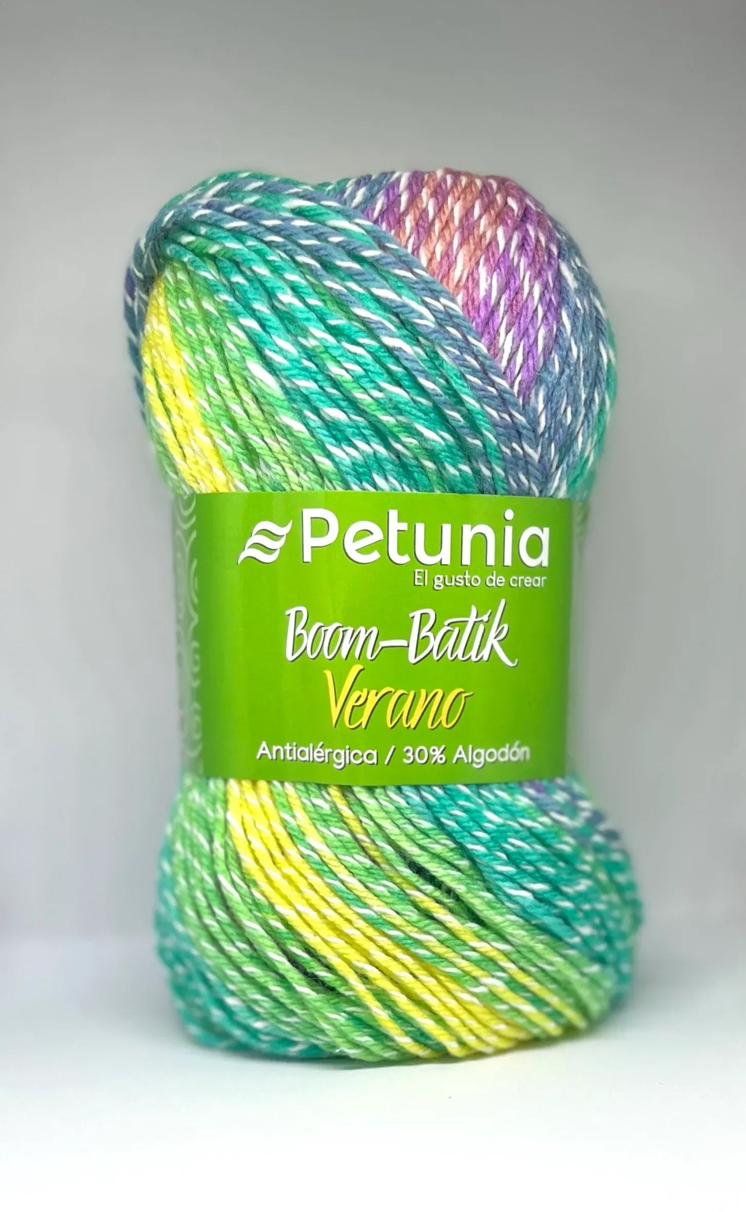 Ovillo de lana Petunia Boom-Batik Verano matizada en tonos verde, amarillo, morado y blanco, 30% algodón, antialérgico, para tejer.