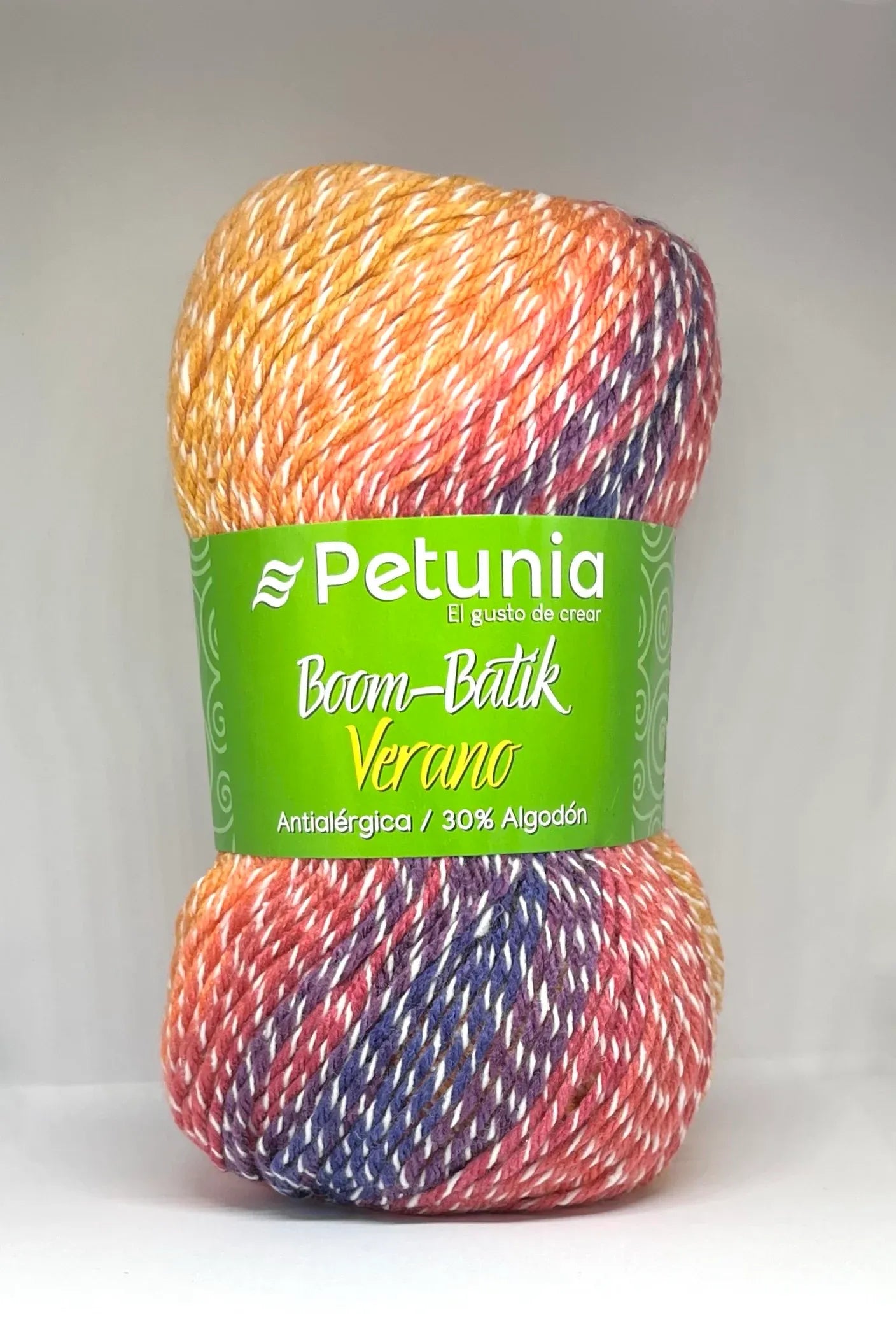 Ovillo de lana Petunia Boom-Batik Verano multicolor matizado con algodón, ideal para tejer prendas frescas y antialérgicas.