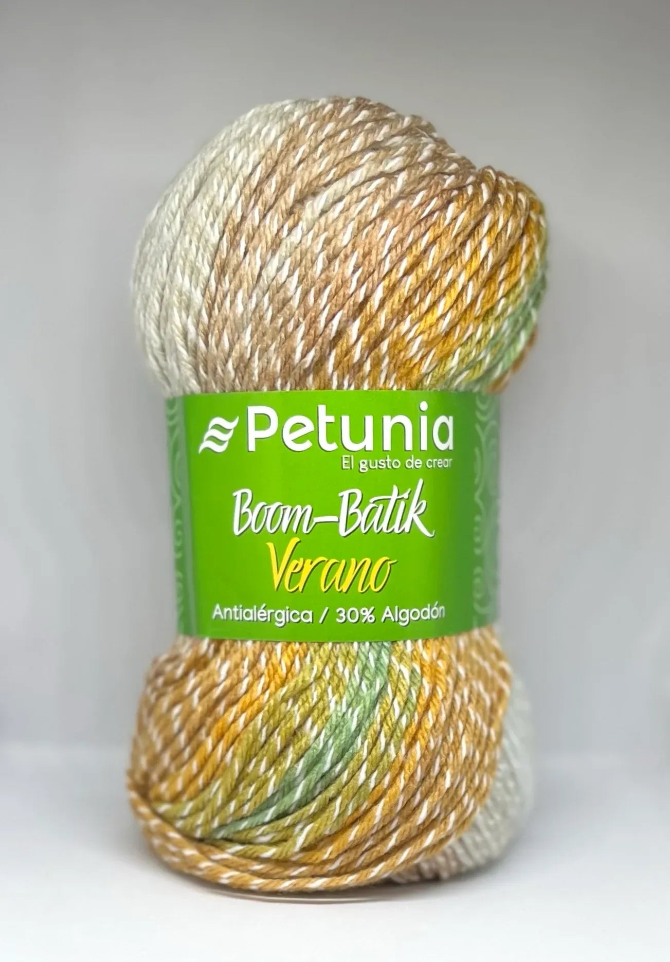 Ovillo de lana Petunia Boom Batik Verano, matizada en tonos tierra, amarillo, verde y blanco, 30% algodón, antialérgica para tejer.