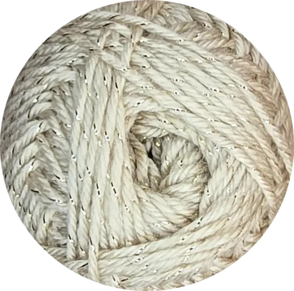 Ovillo de lana acrílica brillante color beige con hebras de lúrex plateado, ideal para tejidos con destellos.