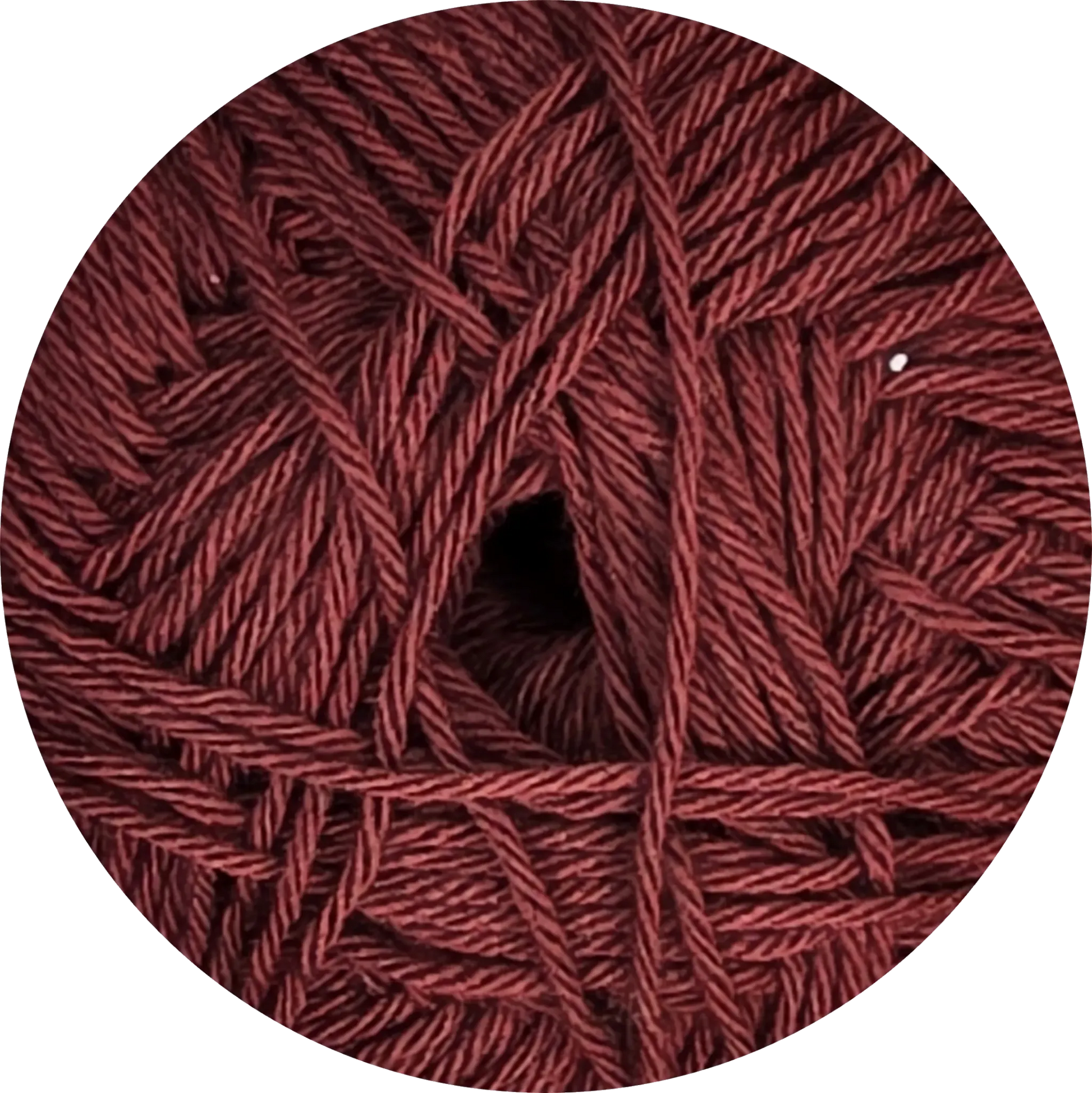 Ovillo de lana de microfibra Ukryl Baby Soft en color burdeo, textura ultra suave para tejidos de bebe.