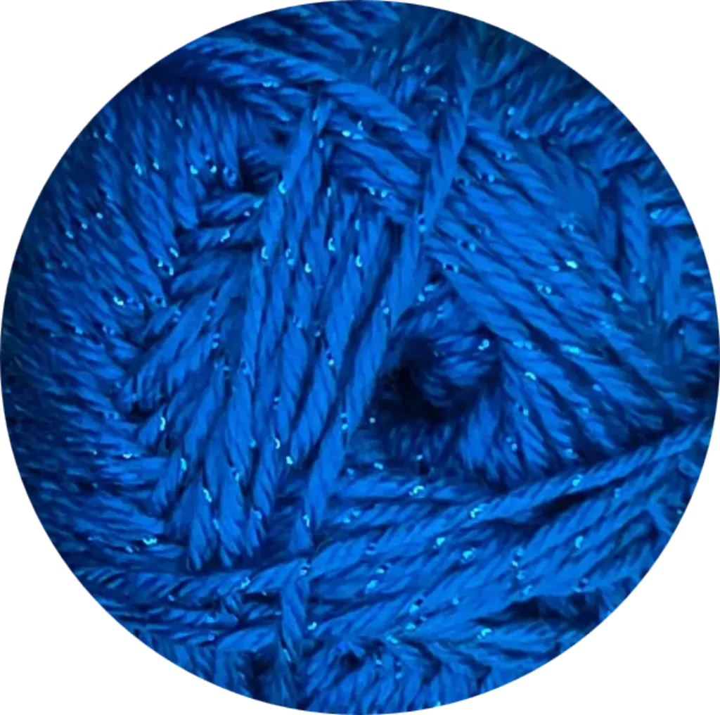 Ovillo de lana acrílica brillante color azul calipso con destellos de lurex para tejidos artesanales.