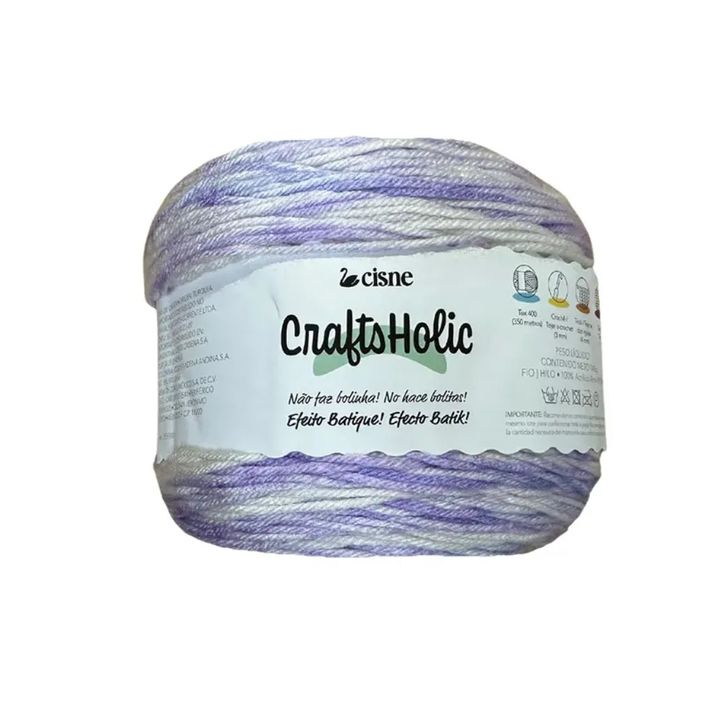 Ovillo de lana acrílica Cisne CraftsHolic en tonos batik lila y blanco, sin bolitas, ideal para tejer con calidad y color.