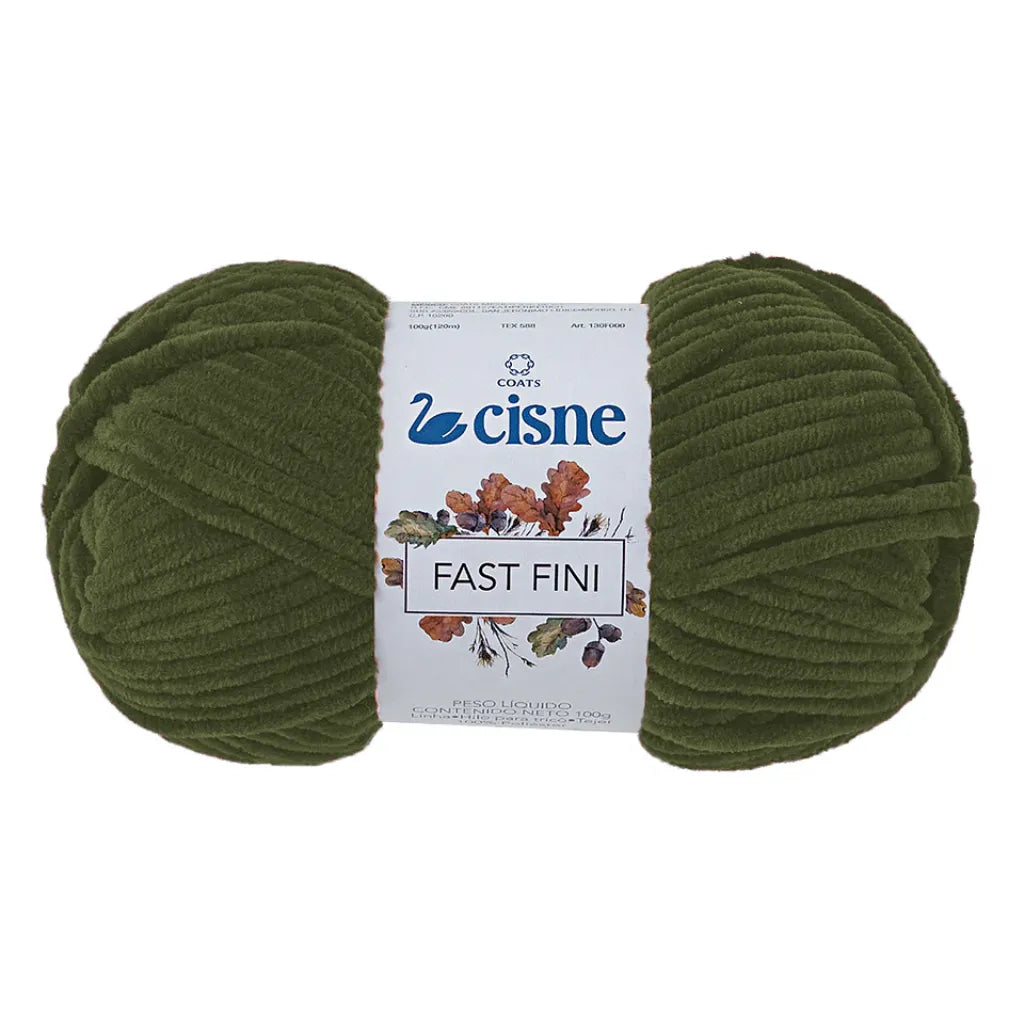 Ovillo de lana Cisne Fast Fini 100% poliéster en color verde oscuro, con textura aterciopelada y suave al tacto, ideal para tejido.