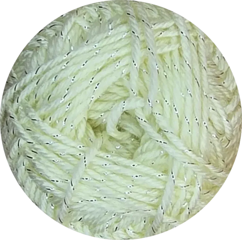 Ovillo de lana acrílica brillante color crema con hilos de lurex plateado. Ideal para tejidos con un toque festivo y elegante.