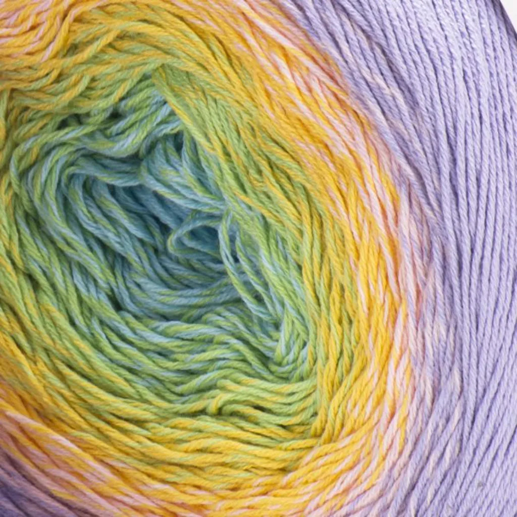 Ovillo degradé YarnArt Flowers de algodón acrílico con transición de colores azul, verde, amarillo, naranja y lila.