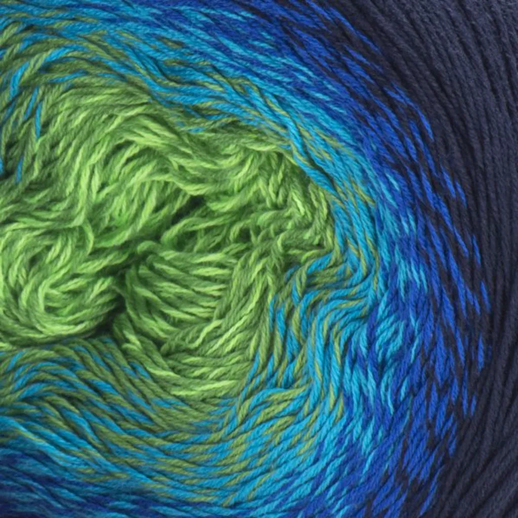 Ovillo degradé YarnArt Flowers 300 de algodón y acrílico, con transición de color de verde lima a azules y azul marino oscuro.