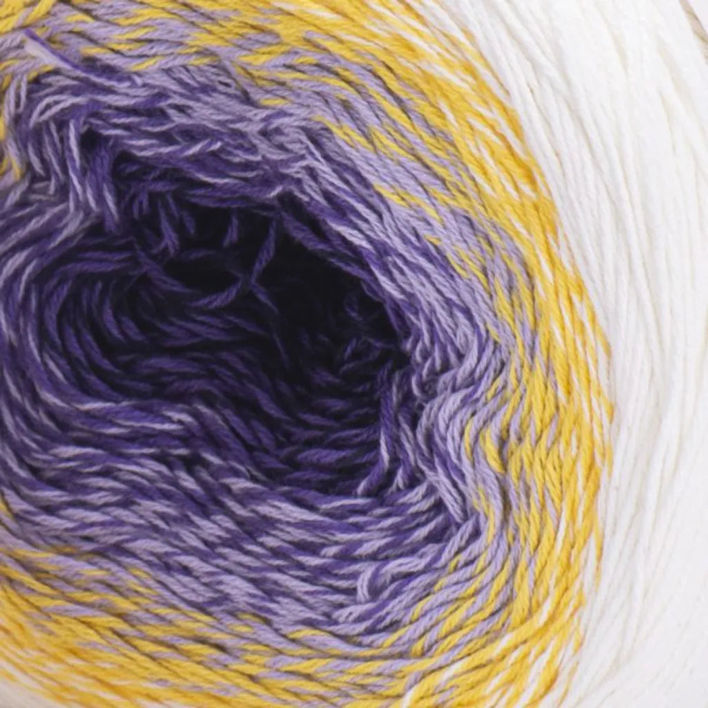 Ovillo de hilo degradado de algodón acrílico en tonos morado, amarillo y blanco, textura suave, ideal para tejer proyectos creativos.