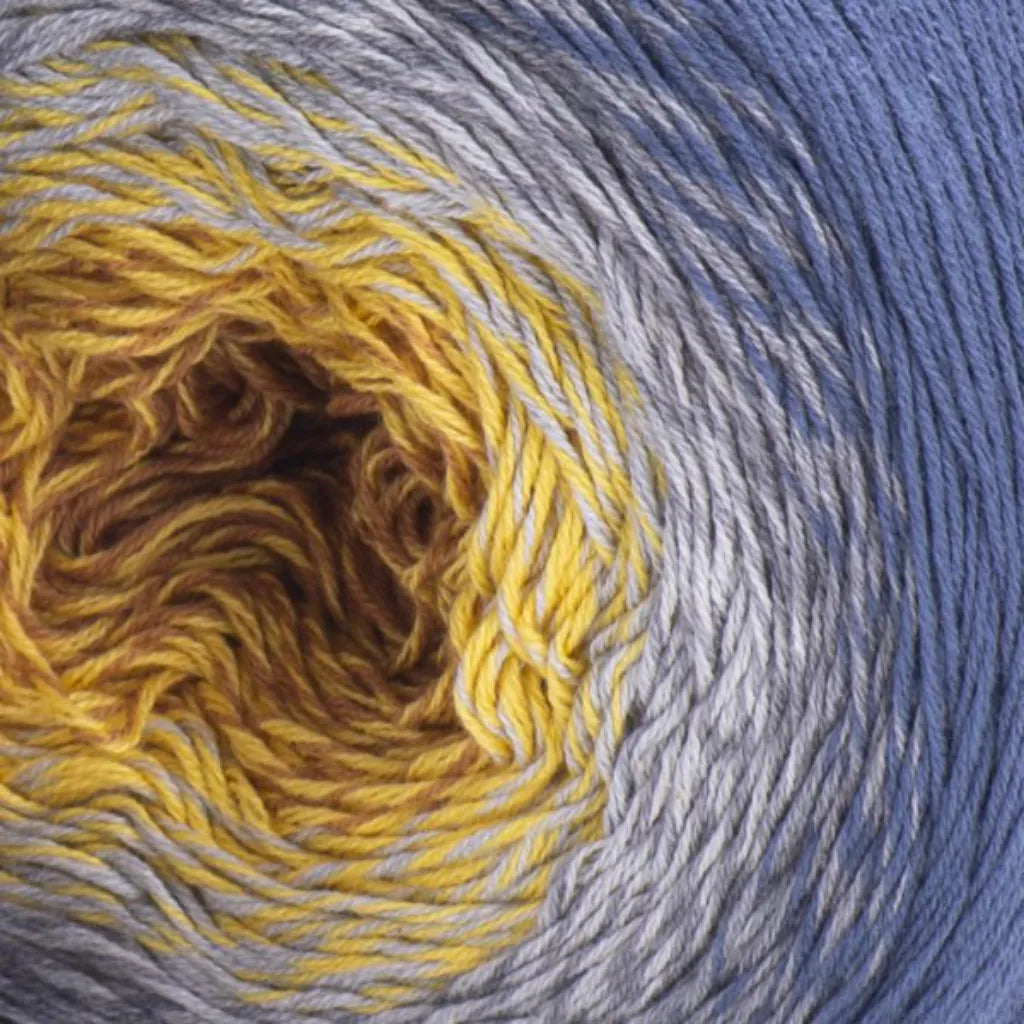 Ovillo degradado de hilo algodón acrílico en tonos amarillo, marrón, gris y azul, ideal para proyectos de tejido y crochet.