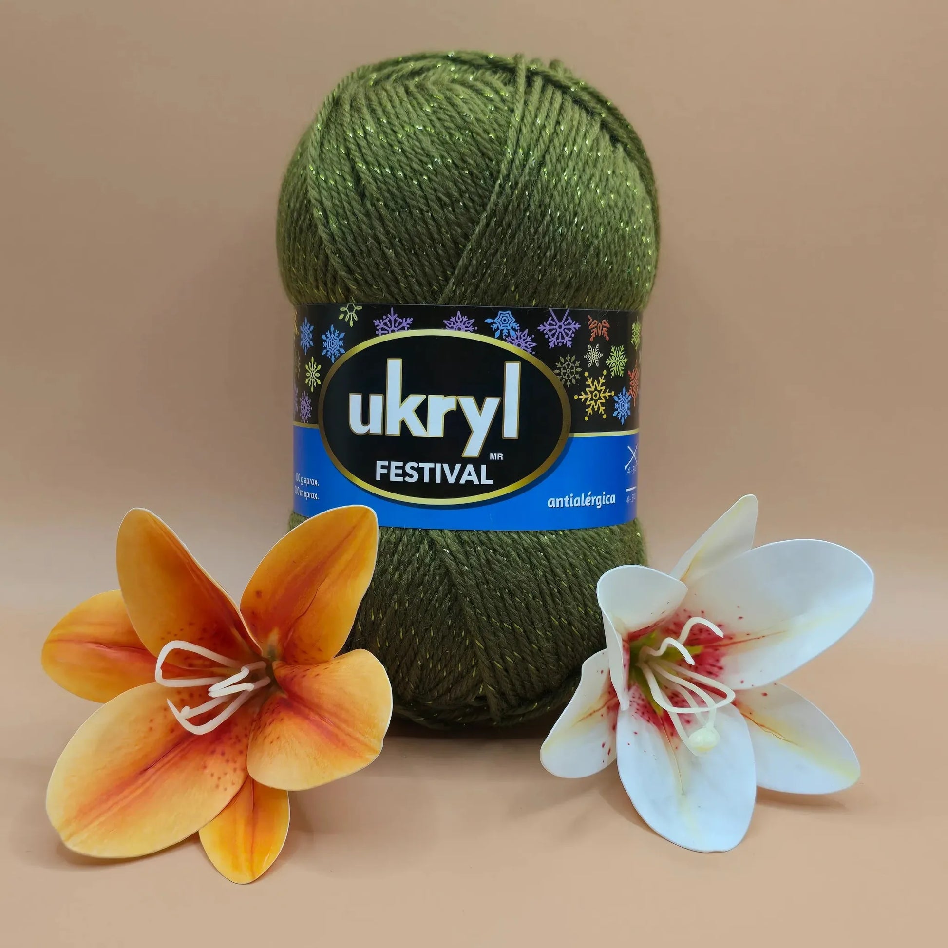 Ovillo de hilo acrílico Ukryl Festival verde oliva con destellos de lurex, antialérgico, con flores.