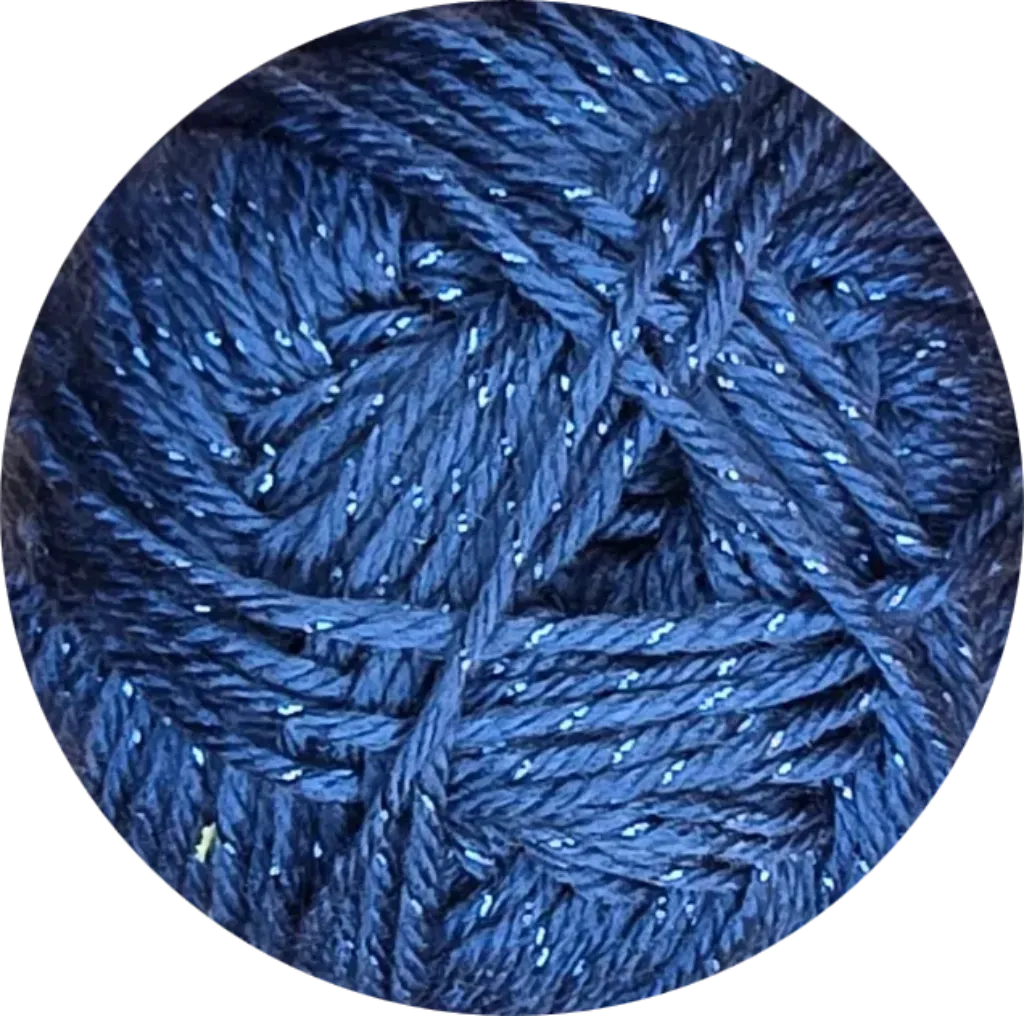 Ovillo de lana acrílica azul jeans con destellos de lurex plateado, ideal para proyectos de tejido brillantes y duraderos.