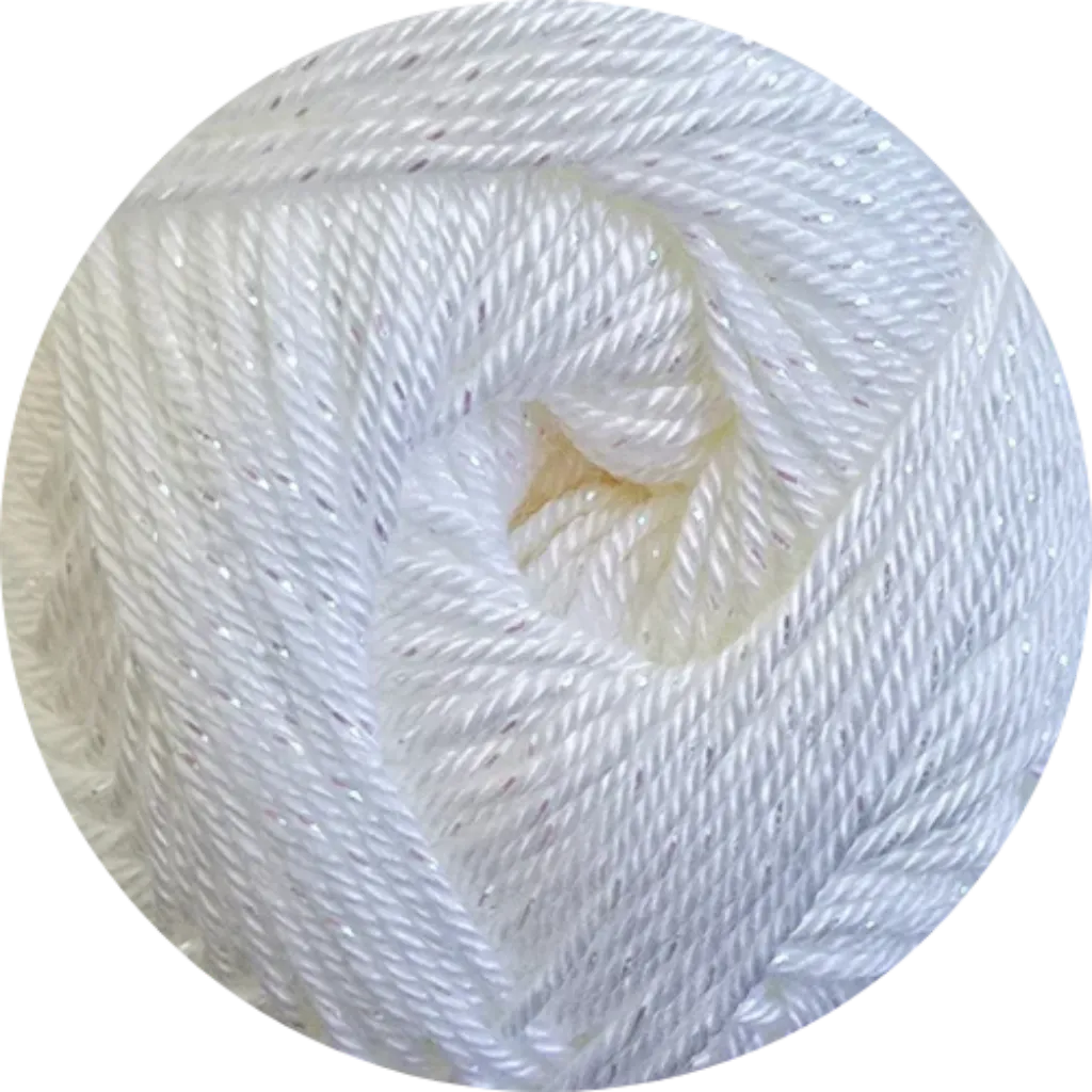 Ovillo de hilo blanco brillante de microfibra, textura suave y lujosa, ideal para tejer prendas delicadas.