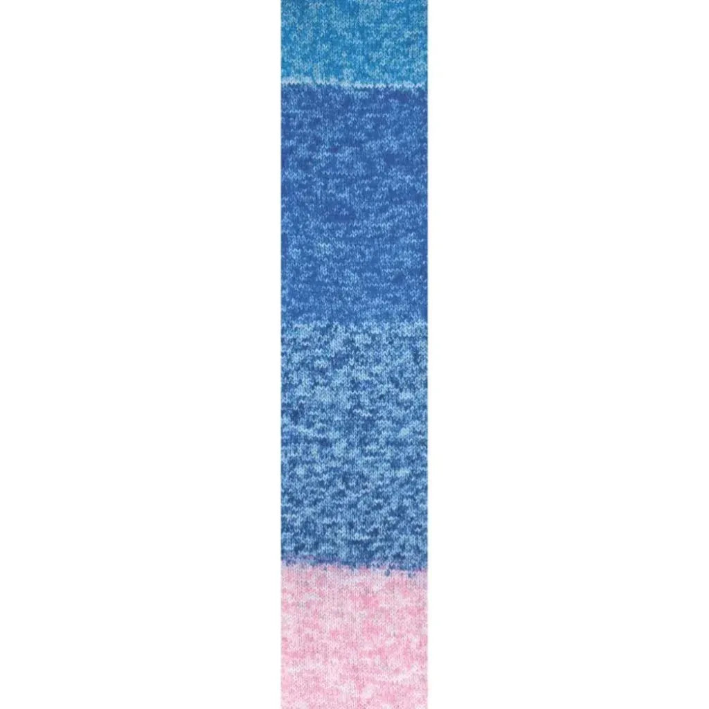 Tira de lana acrílica con gradiente de colores: azul cielo, azul medio y rosa claro. Textura suave ideal para bebé.