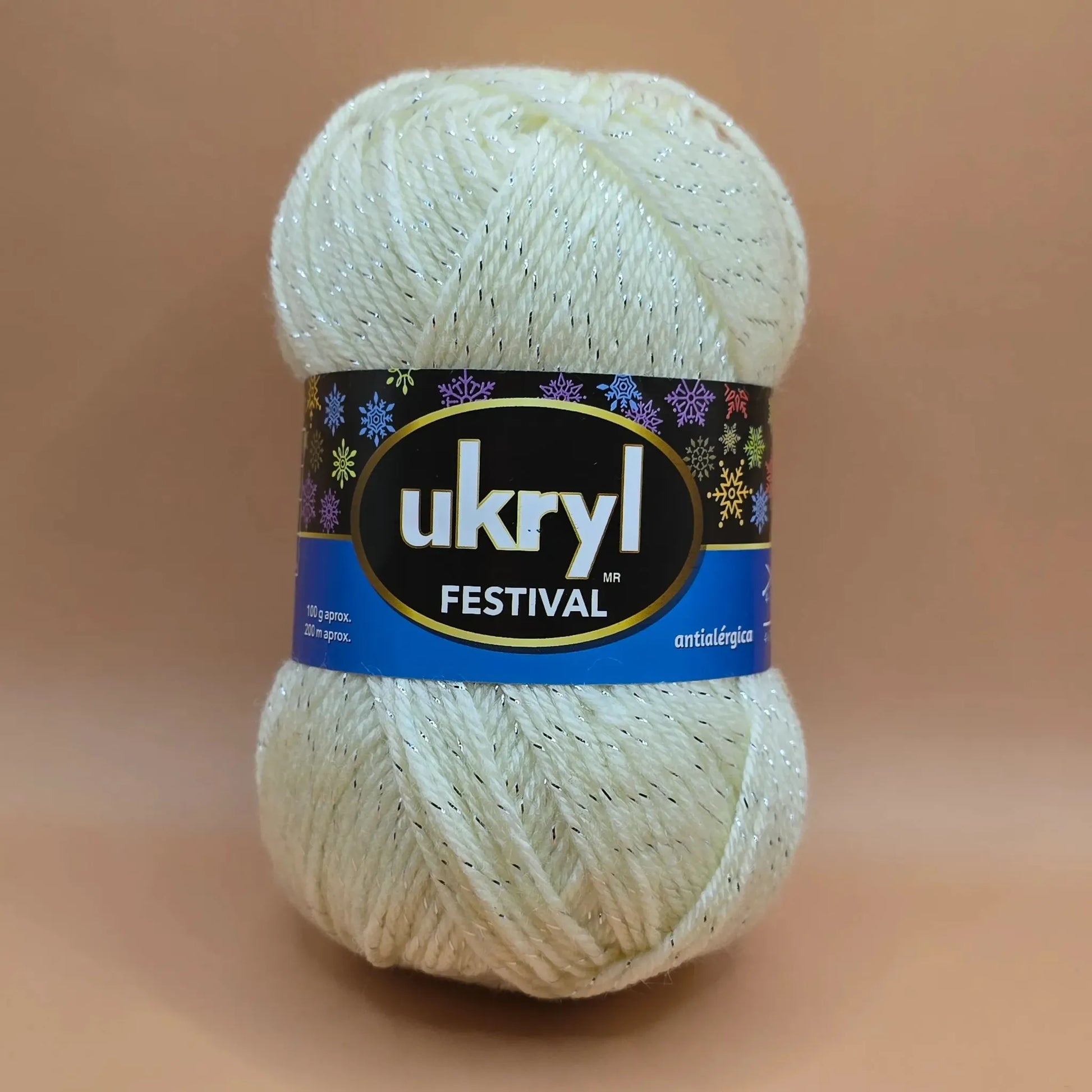 Ovillo de lana acrílica Ukryl Festival color crema brillante con hilos de lurex plateado, antialérgico, peso 100g.