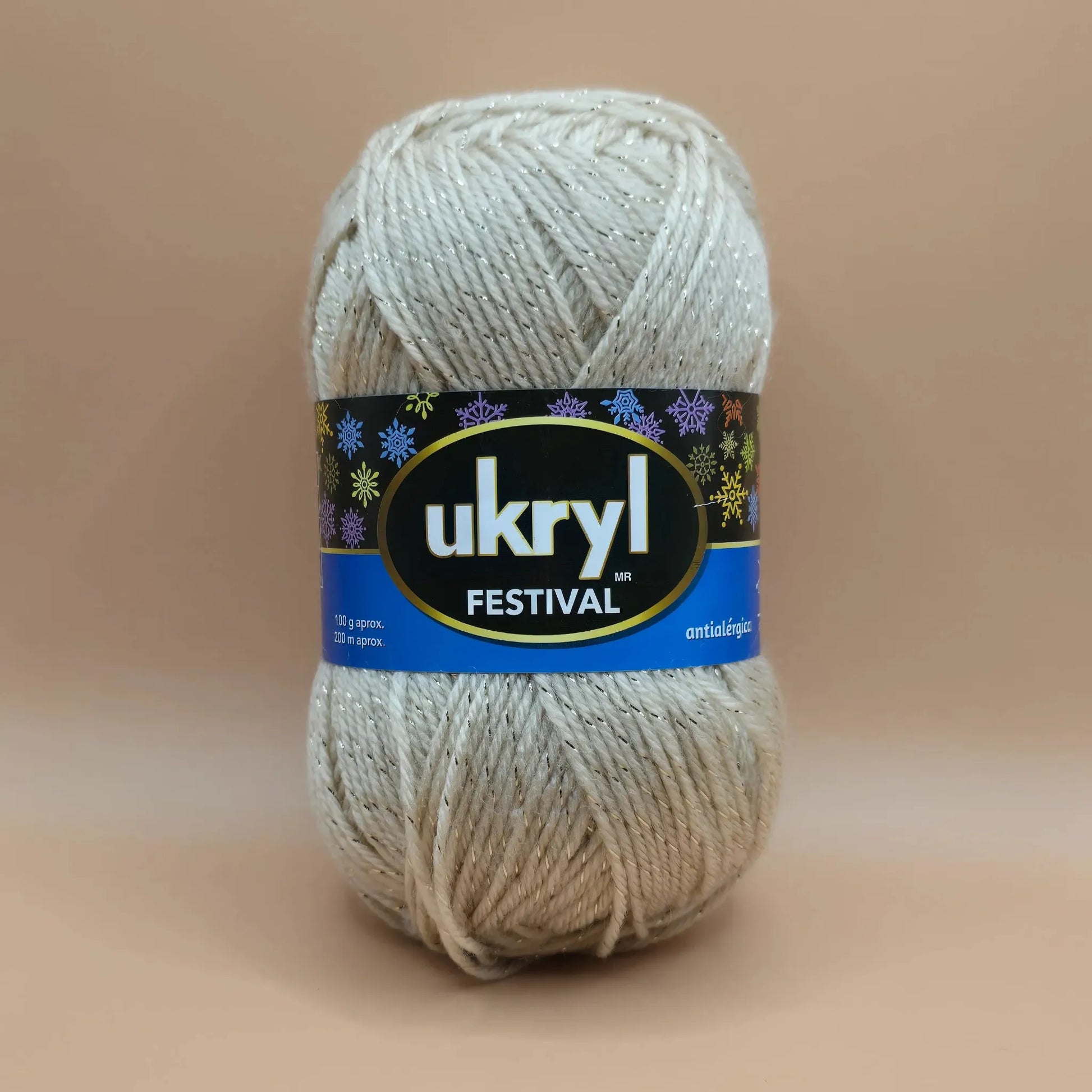 Ovillo de lana Ukryl Festival color crema con hebras brillantes plateadas de lurex, 100g, antialérgica, ideal para tejer.
