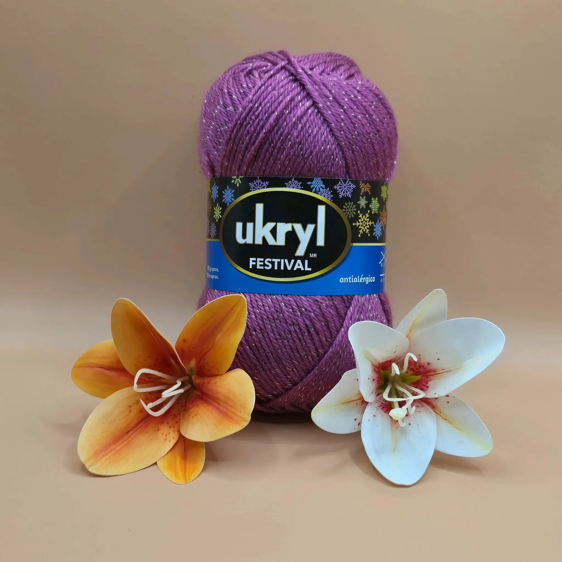 Ovillo de lana Ukryl Festival morado brillante con 6% Lurex y flores decorativas, ideal para proyectos antialérgicos.