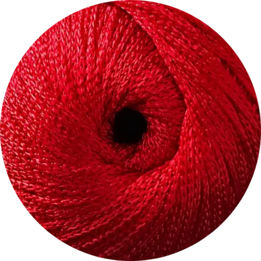 Ovillo de hilado 100% viscosa rojo vibrante con brillo sedoso, ideal para tejidos y proyectos de manualidades.