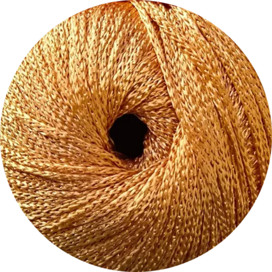 Ovillo de hilado 100% viscosa color oro con brillo sedoso, textura trenzada y apariencia metálica.