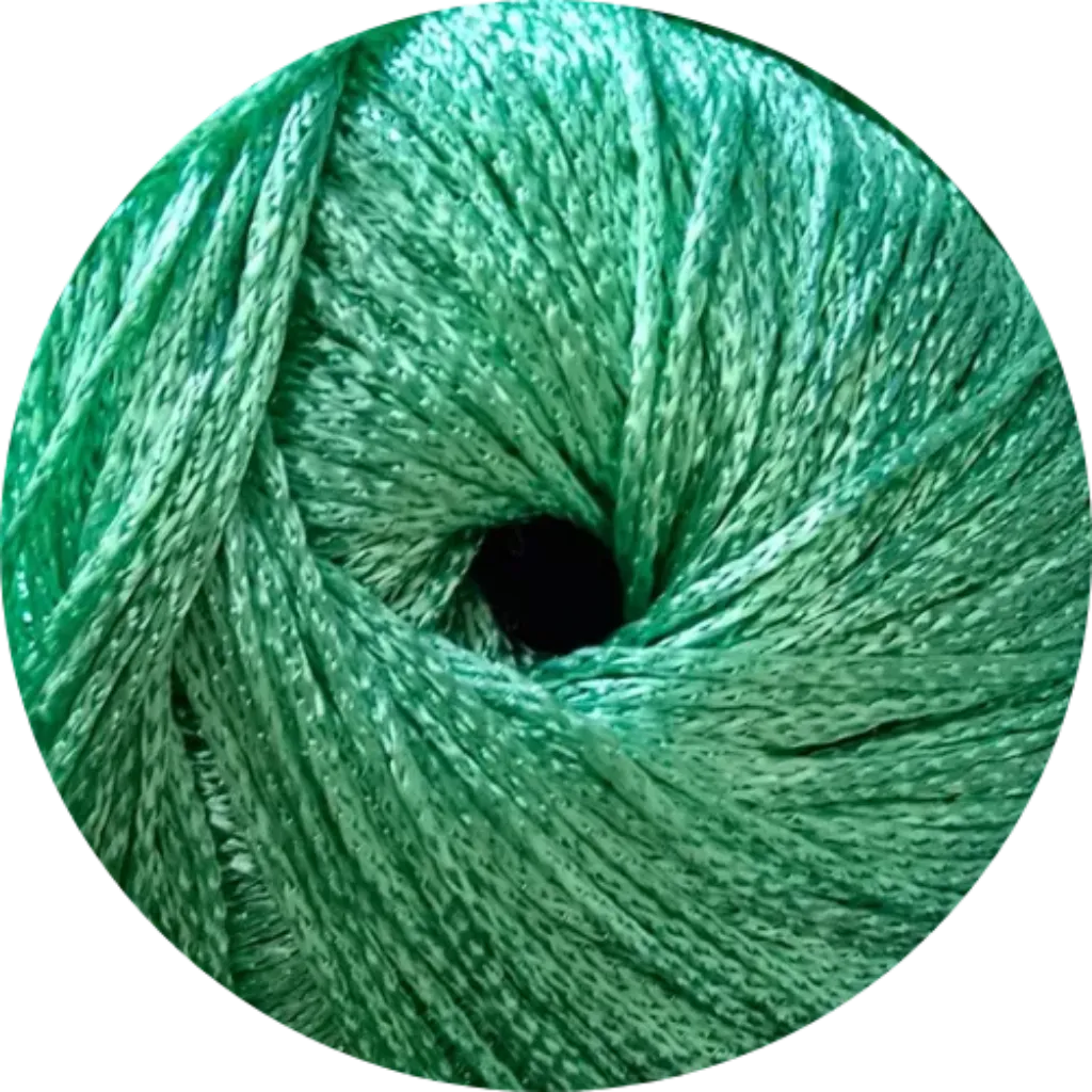 Ovillo de hilado 100% viscosa color verde esmeralda con brillo sedoso. Textura vibrante y acabado lustroso.