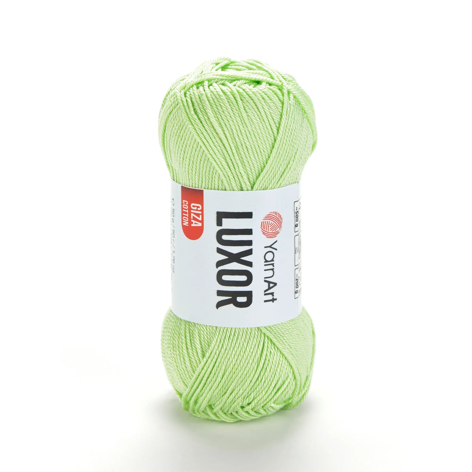 Ovillo de hilo YarnArt Luxor Giza Cotton color verde claro sobre fondo blanco. Hilo 100% algodón mercerizado.