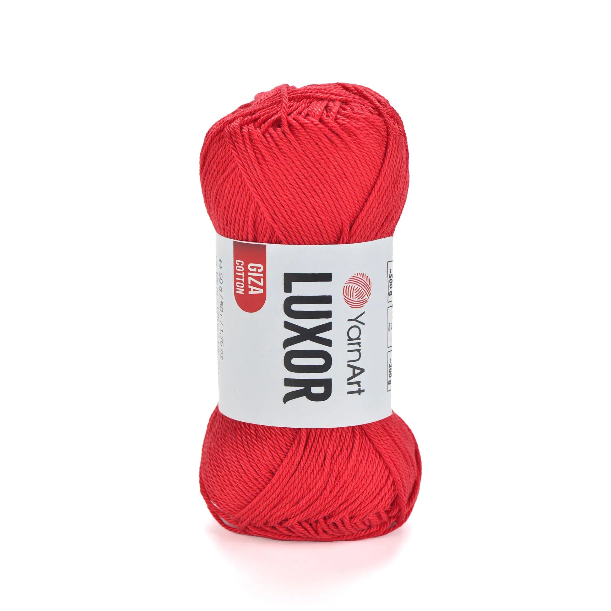 Ovillo de hilo YarnArt Luxor de algodón Giza 100% mercerizado en color rojo intenso, aislado sobre fondo blanco.