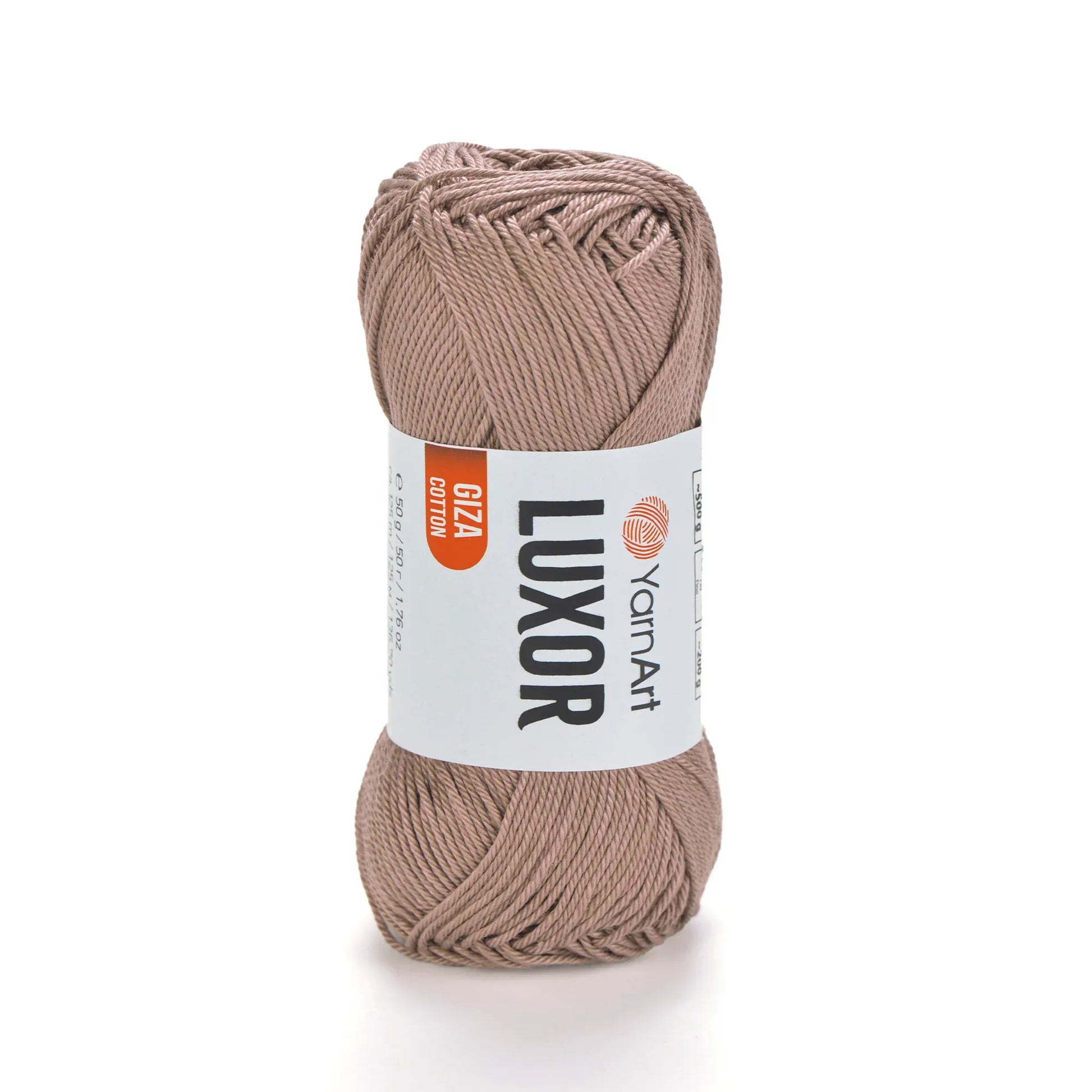 Ovillo de hilo YarnArt Luxor algodon Giza mercerizado en tono beige claro sobre fondo blanco.