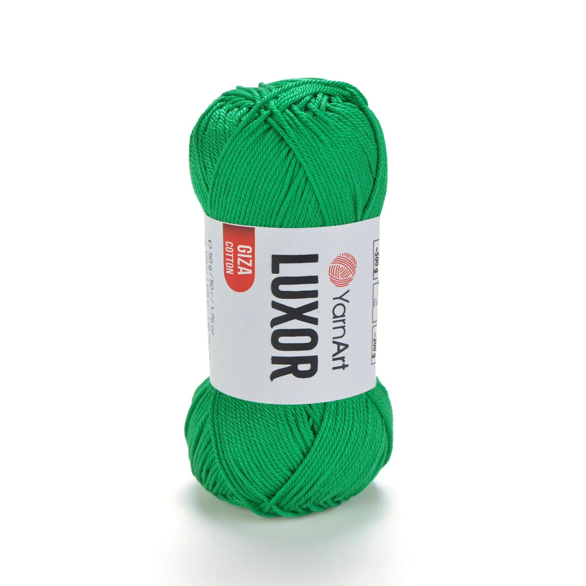 Ovillo de hilo YarnArt Luxor 100% algodón mercerizado Giza de color verde brillante sobre fondo blanco.