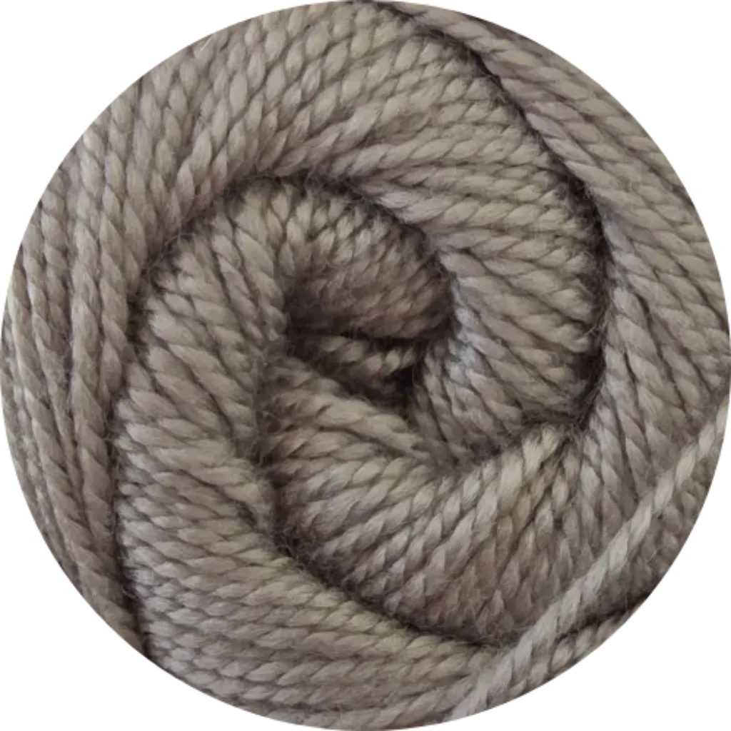 Ovillo de hilo acrílico en tono beige claro, con textura visible, ideal para tejidos y manualidades.