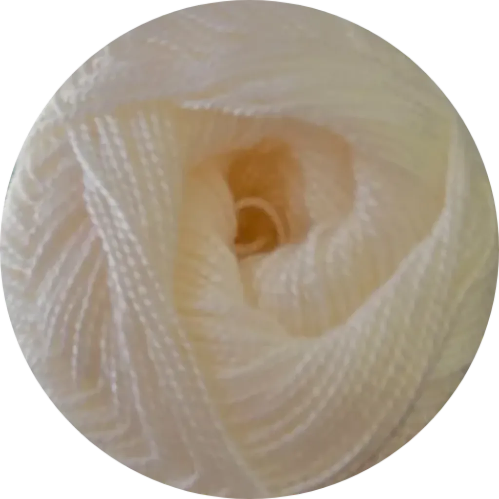 Ovillo de hilo acrílico super fino color blanco hueso, ideal para modista. Textura suave y alto rendimiento.