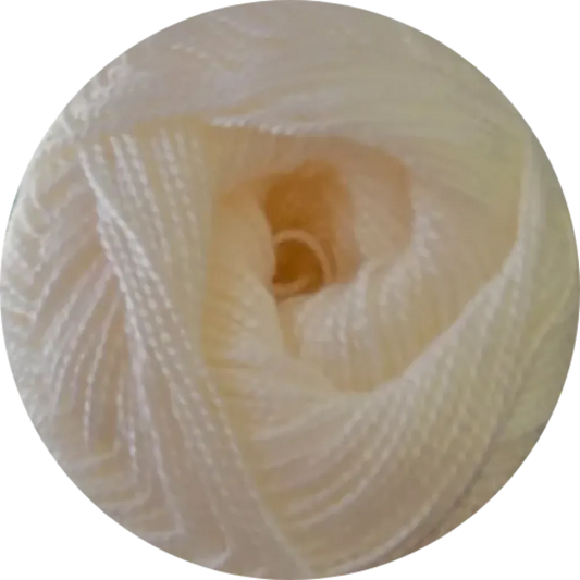Ovillo de hilo acrílico super fino color blanco hueso, ideal para modista. Textura suave y alto rendimiento.