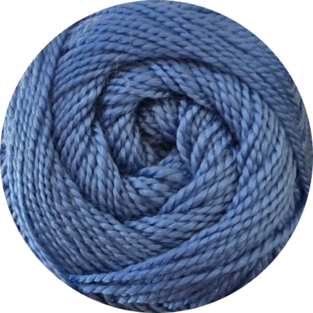 Ovillo de hilo acrílico 100% superfino color azul celeste para modista, textura suave y rendidora.