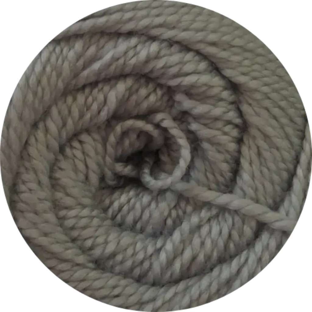 Ovillo de hilo acrilico 100% super fino en color gris claro. Textura suave y enrollado para modista y tejidos.