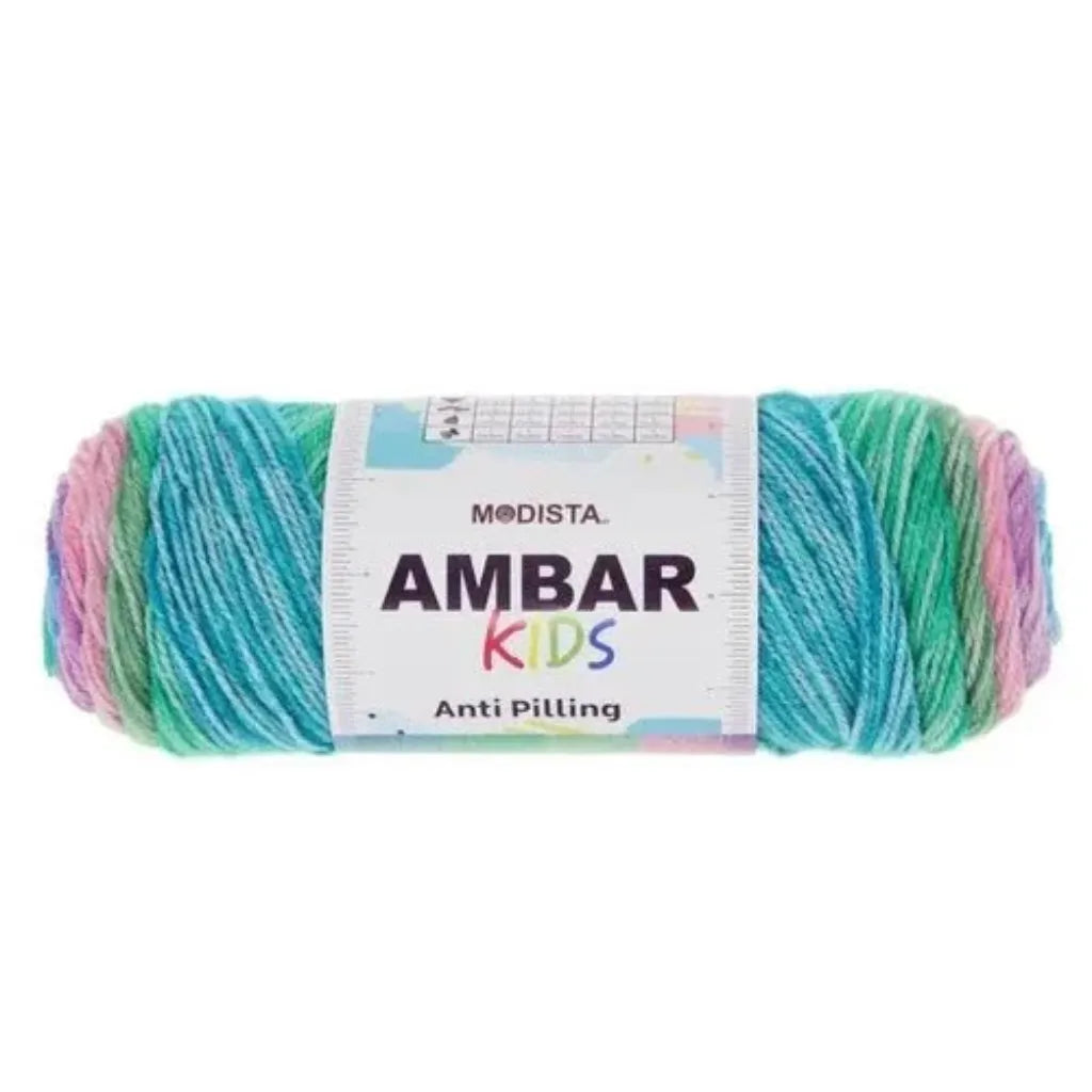 Ovillo de lana acrílica Modista Ambar Kids multicolor (azul, verde, rosa, morado) con etiqueta anti-pilling.