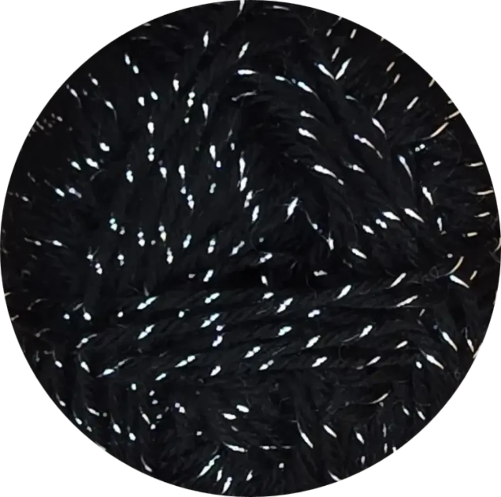 Ovillo de lana acrílico brillante color negro con destellos plateados de lurex, ideal para tejido.