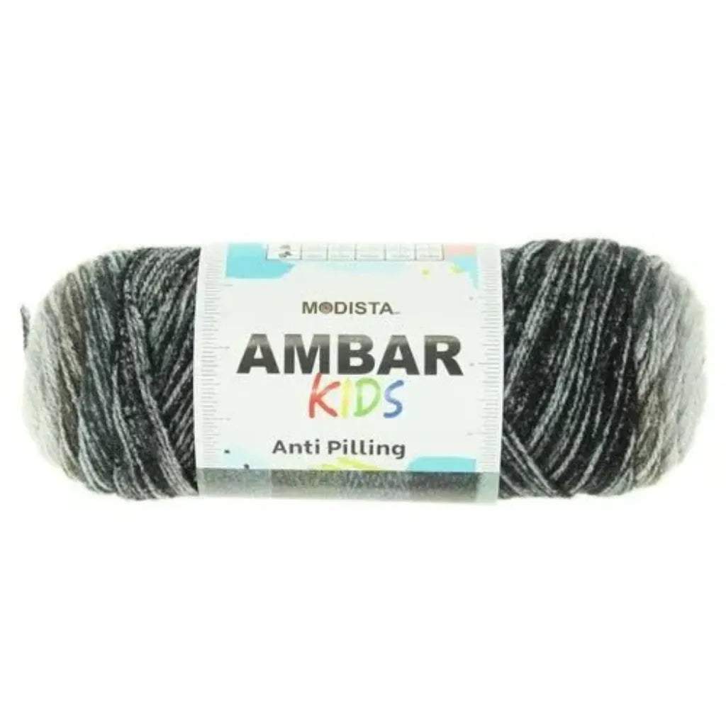 Ovillo de lana acrílica Modista Ámbar Kids, matizada en tonos gris, negro y blanco, suave anti-pilling para bebés.