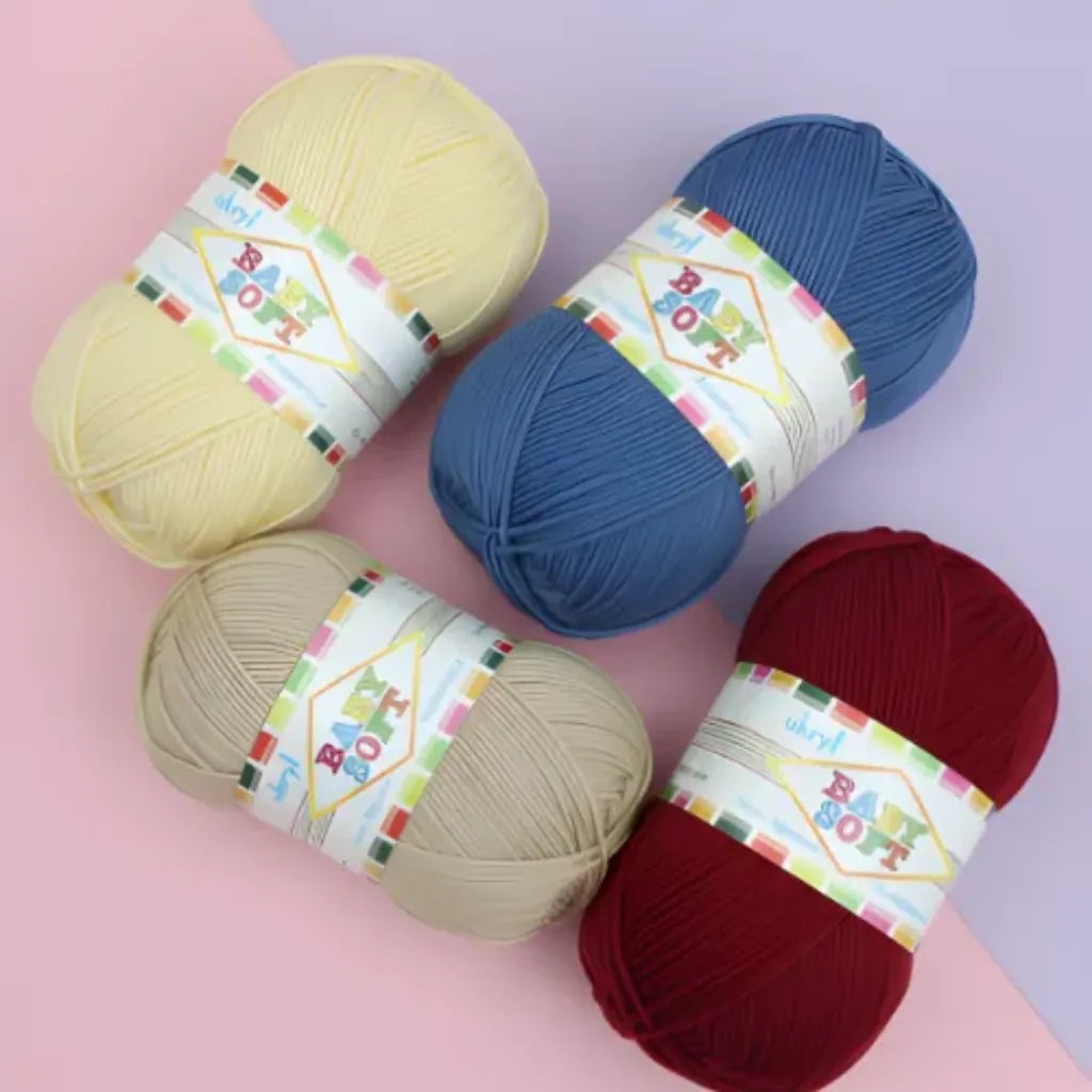 Cuatro ovillos de lana Baby Soft Ukryl en microfibra premium, colores amarillo, azul, beige y burdeos, ideal para bebés.