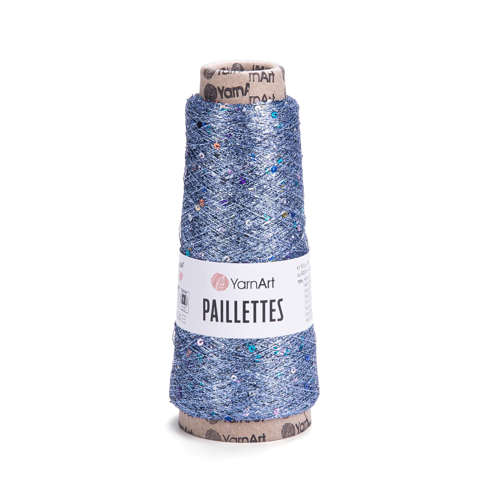 Cono de hilo YarnArt Paillettes azul metalico con lentejuelas brillantes multicolores sobre fondo blanco.
