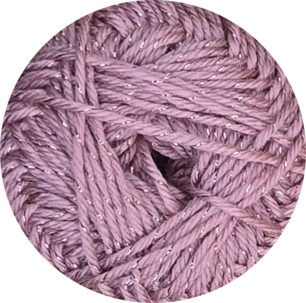 Ovillo de lana acrílica palo rosa brillante con detalles de lurex plateado, ideal para tejido.
