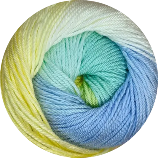 Ovillo de microfibra Petunia Batik multicolor, degradado amarillo, aguamarina y azul celeste, suave y liviano