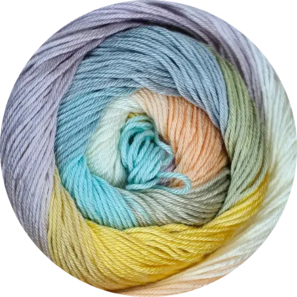 Ovillo de lana de microfibra Petunia Batik multicolor en tonos pastel suaves, ideal para tejidos livianos y lavables