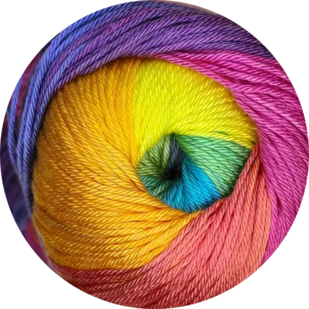 Ovillo de microfibra Petunia Batik multicolor, suave y liviano, con patrón de colores vibrantes tipo arcoíris.