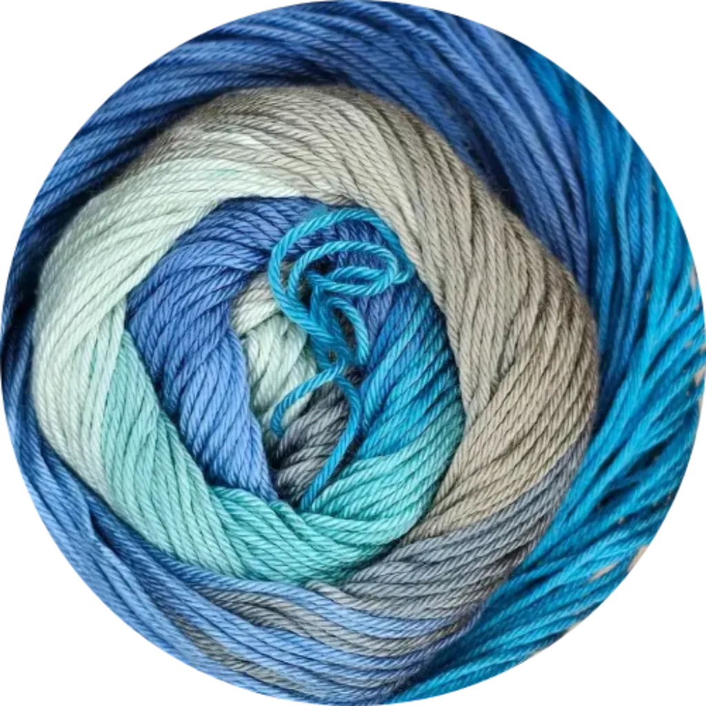 Ovillo de microfibra batik Petunia multicolor en tonos azules, turquesas y grises. Lana suave, liviana y lavable.