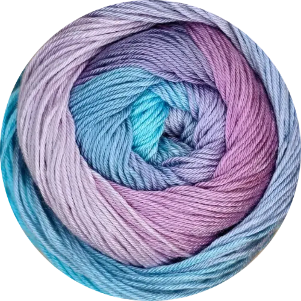Ovillo de microfibra Petunia Batik multicolor con degradado en tonos azules, morados y rosados, suave y lavable