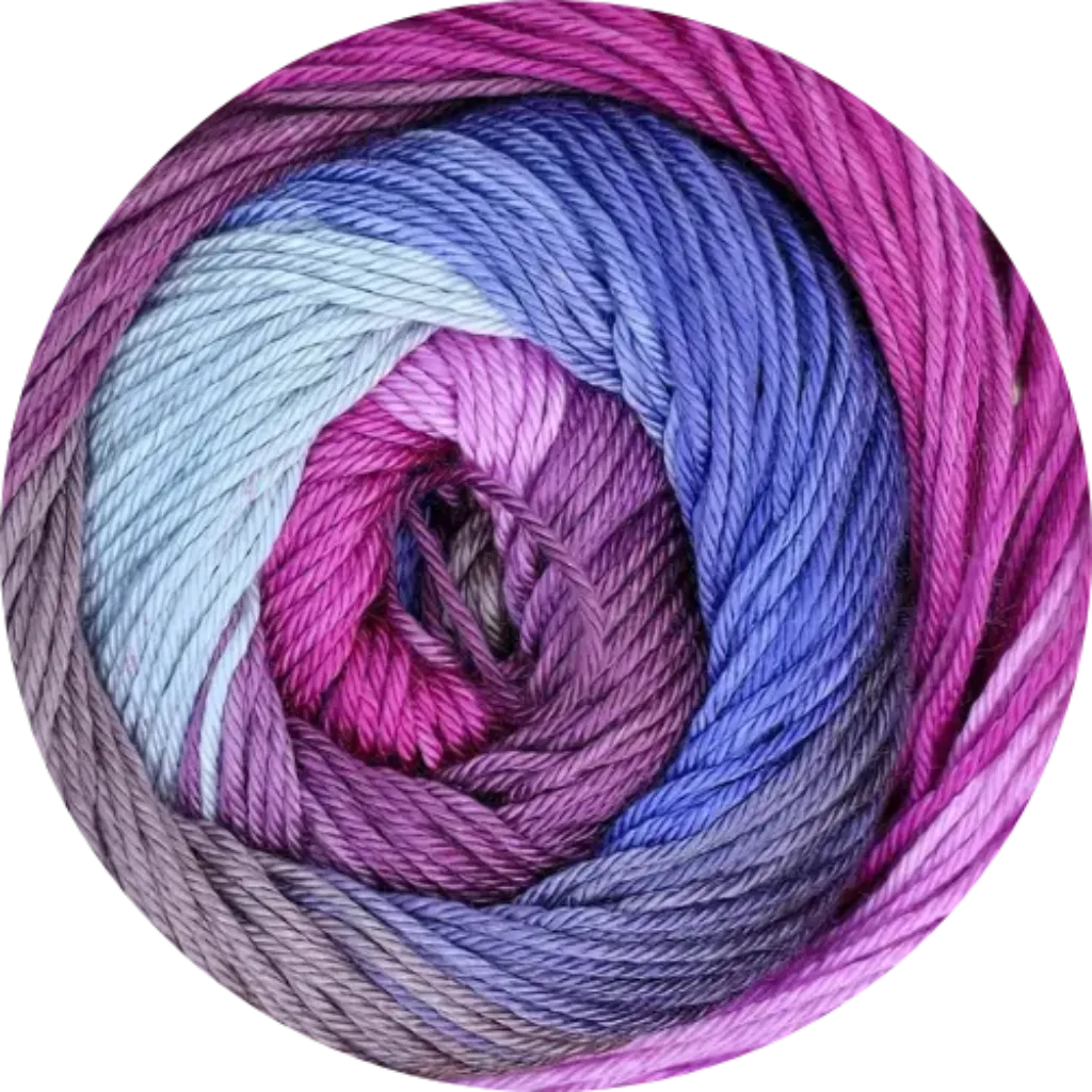 Ovillo de microfibra Petunia Batik multicolor en tonos fucsia, morado, azul y celeste, lana suave y liviana para tejer
