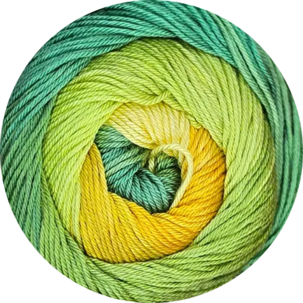 Ovillo de lana de microfibra Petunia Batik multicolor en tonos degradados de verde, amarillo y turquesa, suave y liviano.